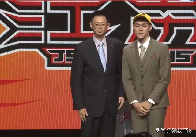 博鱼体育平台-投票力压胡明轩郭艾伦！CBA探花秀携手徐杰当选第一周南区前2名